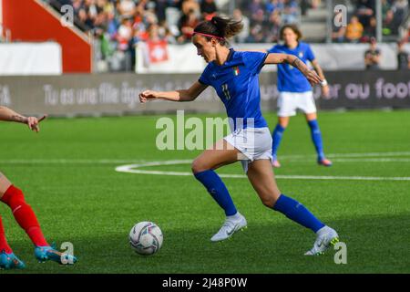 Thun, Schweiz. 12. April 2022. Qualifikation Frauen-WM AU-NZ 2023Switzerland - Italien Bonansea mit Ball (Foto: Andrea Amato/Pacific Press) Quelle: Pacific Press Media Production Corp./Alamy Live News Stockfoto