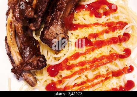 Pasta mit Nudeln und Ketchup auf einem Teller. Italienische Küche Stockfoto