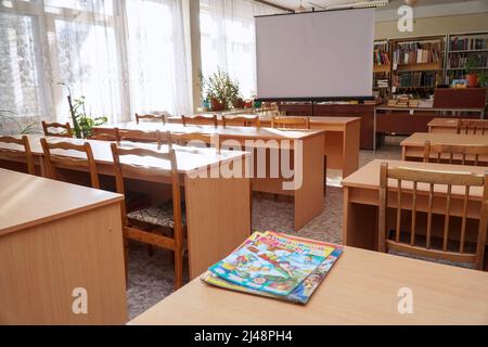 Chapaevsk, Region Samara, Russland - 24. Januar 2020: Ein leeres Schulzimmer mit einem weißen Bildschirm Stockfoto