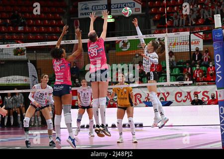 Palazzo dello Sport, Cuneo, Italien, 12. April 2022, Stufi Federica (Bosca Cuneo)&#XA;- Haleigh Washington (Igor Gorgonzola Novara) - Degradi Alice (Bos Stockfoto