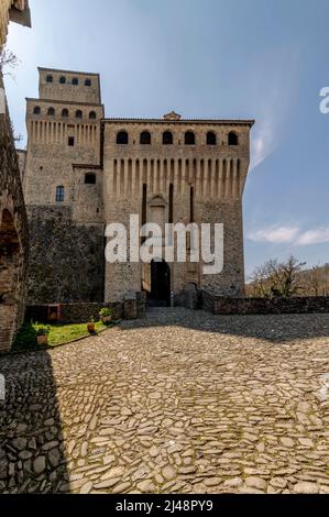 Einer der Zugangspunkte zum alten Schloss von Torrechiara, Parma, Italien, an einem sonnigen Tag Stockfoto