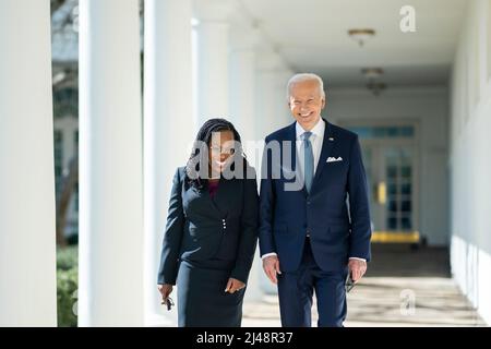 WASHINGTON DC, USA - 25. Februar 2022 - US-Präsident Joe Biden spaziert mit Richter Ketanji Brown Jackson entlang der Westkolonnade des Weißen Hauses, Freitag Stockfoto