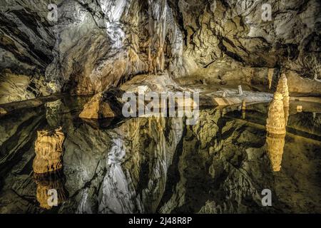 See und Stalaktiten und Stalagmiten in der Belianska Höhle in der Hohen Tatra, Slowakei Stockfoto