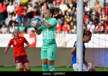 Thun, Kanton Bern, Schweiz. 12. April 2022. Qualifikation Frauen-WM AU-NZ 2023.Schweiz - Italien.Thalmann mit Ball (Bildnachweis: © Andrea Amato/Pacific Press via ZUMA Press Wire) Stockfoto