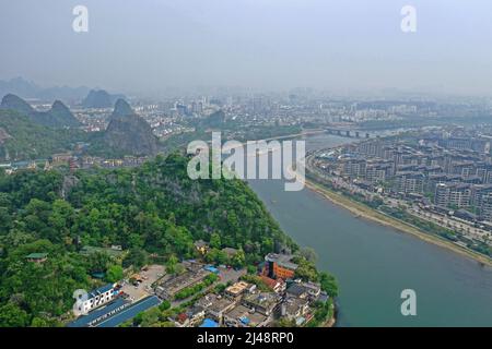 Guilin. 10. April 2022. Luftaufnahme vom 10. April 2022 zeigt eine Ansicht der Innenstadt von Guilin, einem Touristenort in der Autonomen Region Guangxi Zhuang im Süden Chinas. Quelle: Zhou Hua/Xinhua/Alamy Live News Stockfoto