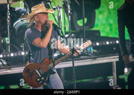 Nashville, Tennessee - 11. April 2022 Kenny Chessney tritt während der CMT Awards 2022 am 11. April 2022 im Municipal Auditorium in Nashville, Tennessee auf. Quelle: Jamie Gilliam/The Photo Access Stockfoto