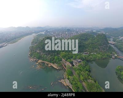 Guilin. 10. April 2022. Luftaufnahme vom 10. April 2022 zeigt eine Ansicht der Innenstadt von Guilin, einem Touristenort in der Autonomen Region Guangxi Zhuang im Süden Chinas. Quelle: Zhou Hua/Xinhua/Alamy Live News Stockfoto