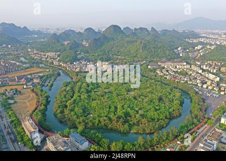 Guilin. 10. April 2022. Luftaufnahme vom 10. April 2022 zeigt eine Ansicht der Innenstadt von Guilin, einem Touristenort in der Autonomen Region Guangxi Zhuang im Süden Chinas. Quelle: Zhou Hua/Xinhua/Alamy Live News Stockfoto