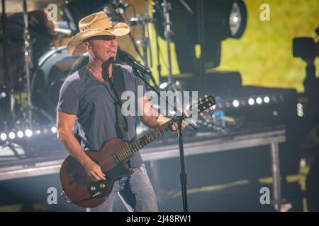 Nashville, Tennessee - 11. April 2022 Kenny Chessney tritt während der CMT Awards 2022 am 11. April 2022 im Municipal Auditorium in Nashville, Tennessee auf. Quelle: Jamie Gilliam/The Photo Access Stockfoto