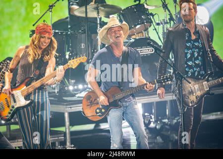 Nashville, Tennessee - 11. April 2022 Kenny Chessney tritt während der CMT Awards 2022 am 11. April 2022 im Municipal Auditorium in Nashville, Tennessee auf. Quelle: Jamie Gilliam/The Photo Access Stockfoto