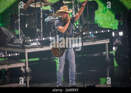 Nashville, Tennessee - 11. April 2022 Kenny Chessney tritt während der CMT Awards 2022 am 11. April 2022 im Municipal Auditorium in Nashville, Tennessee auf. Quelle: Jamie Gilliam/The Photo Access Stockfoto