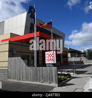 Außenansicht der Feuerwache der Country Fire Authority in der Station St im Großraum Melbourne mit Fahnen und CFA-Schildern im Vordergrund Stockfoto