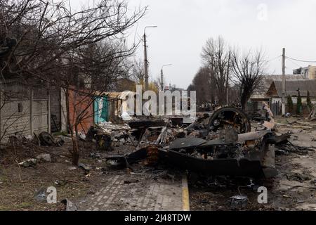 Bucha, Ukraine. 05. April 2022. Die Straßen von bucha sind voller verbrannter Panzer und Waffen, die bei den Zusammenstößen zwischen der ukrainischen Armee und der russischen Armee eingesetzt werden (Foto: David Peinado/Pacific Press) Quelle: Pacific Press Media Production Corp./Alamy Live News Stockfoto