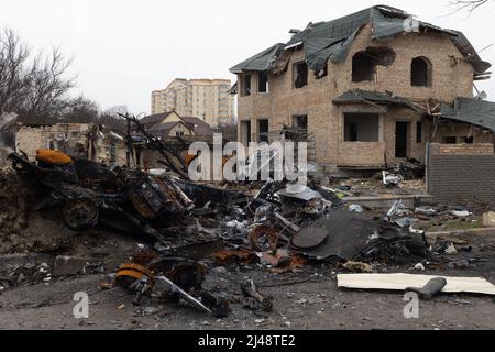 Bucha, Ukraine. 05. April 2022. Die Straßen von bucha sind voller verbrannter Panzer und Waffen, die bei den Zusammenstößen zwischen der ukrainischen Armee und der russischen Armee eingesetzt werden (Foto: David Peinado/Pacific Press) Quelle: Pacific Press Media Production Corp./Alamy Live News Stockfoto