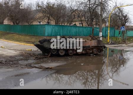 Bucha, Ukraine. 05. April 2022. Die Straßen von bucha sind voller verbrannter Panzer und Waffen, die bei den Zusammenstößen zwischen der ukrainischen Armee und der russischen Armee eingesetzt werden (Foto: David Peinado/Pacific Press) Quelle: Pacific Press Media Production Corp./Alamy Live News Stockfoto