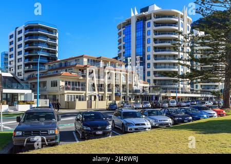 Hochhaushotels und Apartmenthäuser in Mount Maunganui, einem beliebten Urlaubsziel im Sommer in der Bay of Plenty, Neuseeland Stockfoto