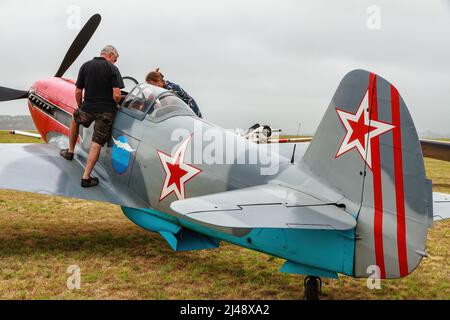 Ein Yakovlev Yak-52, ein 1970s sowjetisches Trainerflugzeug, auf einer Flugschau in Mount Maunganui, Neuseeland Stockfoto