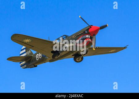 Ein Curtiss P-40E Warhawk (auch bekannt als Kittyhawk), ein amerikanischer Kämpfer aus dem Jahr WW2, mit einem Hai-Mund der „Flying Tigers“ Stockfoto