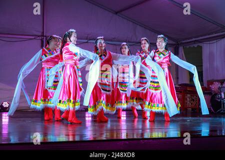 Eine Gruppe von weiblichen chinesischen Sleeve-Tänzern, die während der Herbstfestlichkeiten in Volkstrachten auftreten, Auckland, Neuseeland Stockfoto