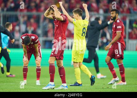 München, Den 12. April 2022. Robert LEWANDOWSKI, FCB 9 Leon GORETZKA, FCB 8 Eric MAXIM CHOUPO-MOTING (FCB 13) traurig im Spiel FC BAYERN MÜNCHEN - FC VILLARREAL der UEFA Champions League, Viertelfinale in der Saison 2021/2022 in München, 12. April 2022. Viertelfinale, FCB © Peter Schatz / Alamy Live News Stockfoto