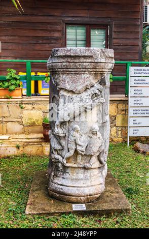 Marmorsäule, die zwei Gladiatorenkämpfe zeigt, wie im Archäologischen Museum von Side, Türkei, ausgestellt. Stockfoto