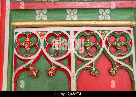Verzierte hölzerne Roodwand in der sächsischen Kirche All Saints, Brixworth, Northamptonshire, Großbritannien. Stockfoto