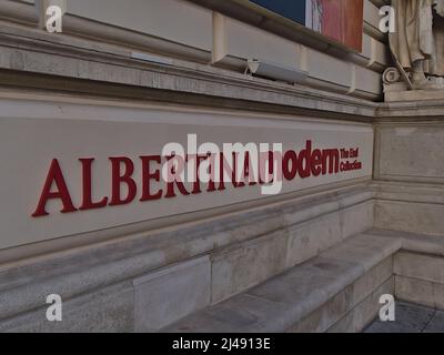 Nahaufnahme der roten Beschriftung des Kunstmuseum Albertina Modern im historischen Zentrum von Wien, Österreich mit alter Steinfassade. Stockfoto