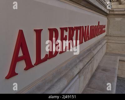 Nahaufnahme der roten Beschriftung des Kunstmuseum Albertina Modern im historischen Zentrum von Wien, Österreich mit alter Steinfassade. Stockfoto