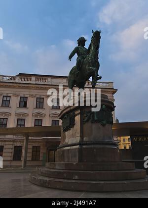 Blick auf das berühmte Kunstmuseum Albertina im historischen Zentrum von Wien, Österreich mit dem Denkmal von Erzherzog Albrecht am Abend davor. Stockfoto