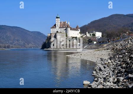 Österreich, Servitenkloster Schönbuehel im UNESCO-Weltkulturerbe Donautal, Schiff auf der Donau Stockfoto