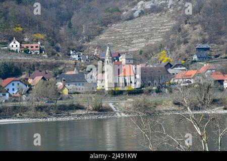 Österreich, Dorf Schwallenbach mit Kirche St. Sigismund im UNESCO-Weltkulturerbe Donautal, Stockfoto