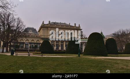 Blick auf den historischen Kursalon Hübner im Zentrum von Wien, Österreich im öffentlichen Park Wiener Stadtpark am bewölkten Tag im Frühling. Stockfoto