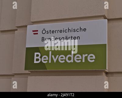 Informationsschild am Eingang des historischen Schlosskomplexes Belvedere in der Wiener Innenstadt, Österreich, an einer vom öffentlichen Boden aus betrachteten Mauer. Stockfoto