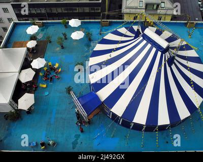 Linz, Österreich - 06. Juli 2013: Luftaufnahme eines gestreiften Zirkuszeltes auf einer Dachfläche Stockfoto