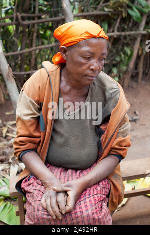 Patricia Nakabonye, um 60, Dorf Cyayove, Mbazi-Sektor, Huye. Ihr Mann und neun Kinder wurden 1994 beim Völkermord getötet. Sie wurde von einer Machete getroffen und für tot gelassen. Sie wachte auf und fand sich unter einem Haufen von Leichen wieder. Sie lebt allein. Sie erhält das kleine Stipendium für Genozid-Überlebende. Das Projekt und die Ausbildung gaben ihr das Vertrauen, weiterzumachen. Sie bekommt nun einen guten Ertrag aus ihrem Land. „Ich hatte vor dem Völkermord viele Kühe und sie wurden alle gegessen, also war ich sehr glücklich darüber, als ALDI mir diese Kuh gab. Ich verwende den Dünger auf meinen Feldern und bekomme jetzt gute Erträge. Ich bekomme auch eine l Stockfoto