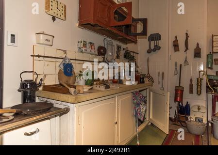 Hoorn, Niederlande, April 2022. Das Innere einer holländischen Küche aus dem Jahr 1950s. Hochwertige Fotos Stockfoto