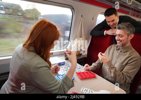 NUR FÜR REDAKTIONELLE VERWENDUNG Kunden Lorna und Janes spielen Brettspiele während einer speziellen Vorschau auf das, was an Bord des Wellness-Zuges der London North Eastern Railway (LNER) verfügbar sein wird, Die am Samstag, dem 7. Mai, auf dem Londoner King's Cross to Lincoln-Gottesdienst 08:06 stattfinden soll, markiert den Beginn der Mental Health Awareness Week. Ausgabedatum: Mittwoch, 13. April 2022. Stockfoto