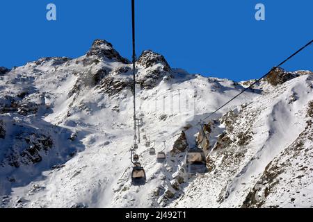 Stubei, Österreich - 20. Dezember 2015: Seilbahn im Wintersportgebiet Stubaier Gletscher in den österreichischen Alpen Stockfoto