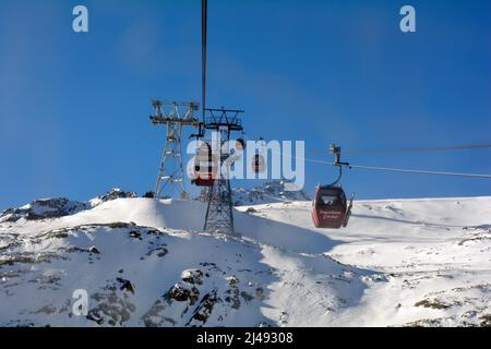 Stubei, Österreich - 20. Dezember 2015: Seilbahn im Wintersportgebiet Stubaier Gletscher in den österreichischen Alpen Stockfoto