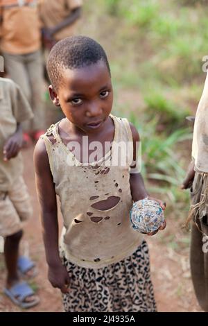 Ein junges Mädchen, das mit einem selbstgemachten Ball spielt, im Dorf Cyayove, im Mbazi-Sektor, in Huye, Ruanda, Juli 2011 Stockfoto