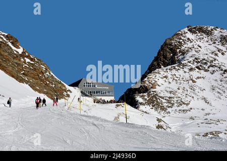 Stubei, Österreich - 20. Dezember 2015: Unidentifizierte Menschen genießen Wintersportgebiet Stubaier Gletscher in den österreichischen Alpen Stockfoto