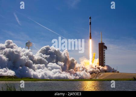 KENNEDY SPACE CENTER, FLORIDA, USA - 08. April 2022 - Eine SpaceX Falcon 9-Rakete mit der Crew Dragon-Sonde des Unternehmens wird auf Axiom Missi gestartet Stockfoto