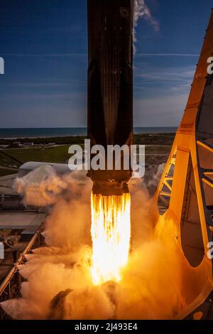 KENNEDY SPACE CENTER, FLORIDA, USA - 08. April 2022 - Eine SpaceX Falcon 9-Rakete mit der Crew Dragon-Sonde des Unternehmens wird auf Axiom Missi gestartet Stockfoto