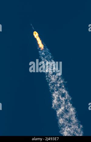 KENNEDY SPACE CENTER, FLORIDA, USA - 08. April 2022 - Eine SpaceX Falcon 9-Rakete mit der Crew Dragon-Sonde des Unternehmens wird auf Axiom Missi gestartet Stockfoto