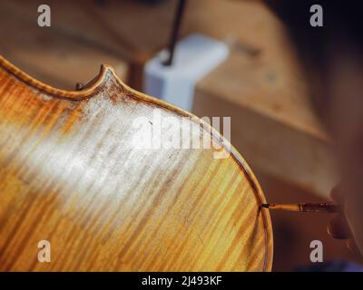 geigenbauer lackiert eine klassische Violine Stockfoto