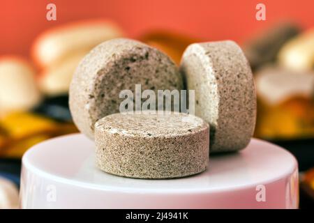 DGL (Süßholzwurzel-Extrakt) Kautabletten. Nahrungsergänzungsmittel Seitenansicht. Selektiver Fokus isometrische Ansicht Ernährungskonzept Stockfoto