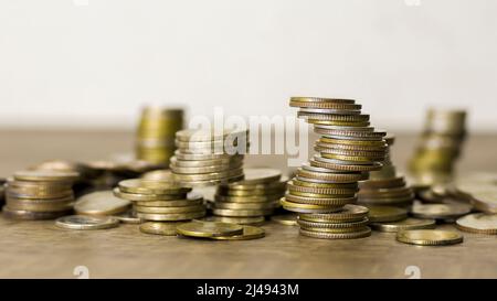 Übereinander gestapelte Münzen, Nahaufnahme, Konzept der finanziellen Hilfe. Stockfoto
