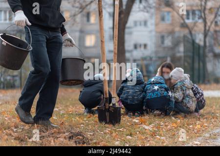 Aufforstung oder Kinder lernen oder helfen, Bäume im Freien zu Pflanzen Stockfoto