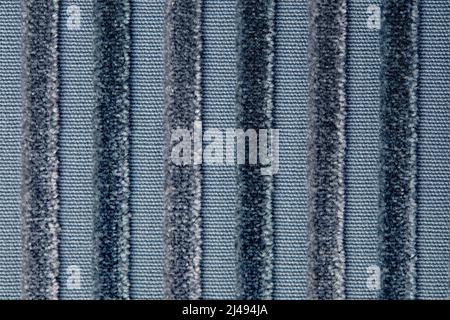 Gestreifter Stoffhintergrund in blauer Farbe. Material mit kleinen Streifen. Samteinschlag Stockfoto