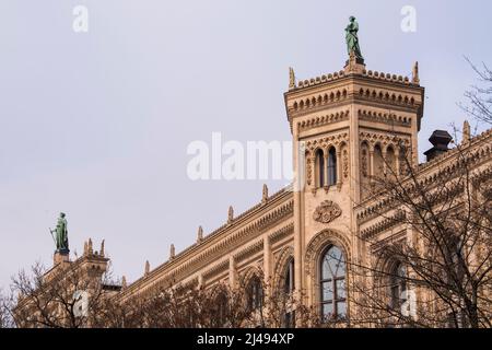 München, Deutschland - April 22,2022: Blick auf die Bauarchitektur der Bezirksregierung von Oberbayern. Stockfoto